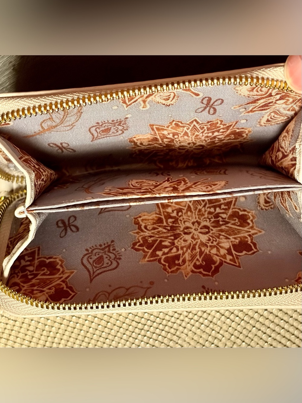 HOBO Move Clip Wallet Stone Pebbled Leather with Wanderlust Lining - Picture 5 of 8
